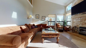 Visit Caeser's Palace in Mammoth Lakes! Walk to the lifts and sleeps a crowd